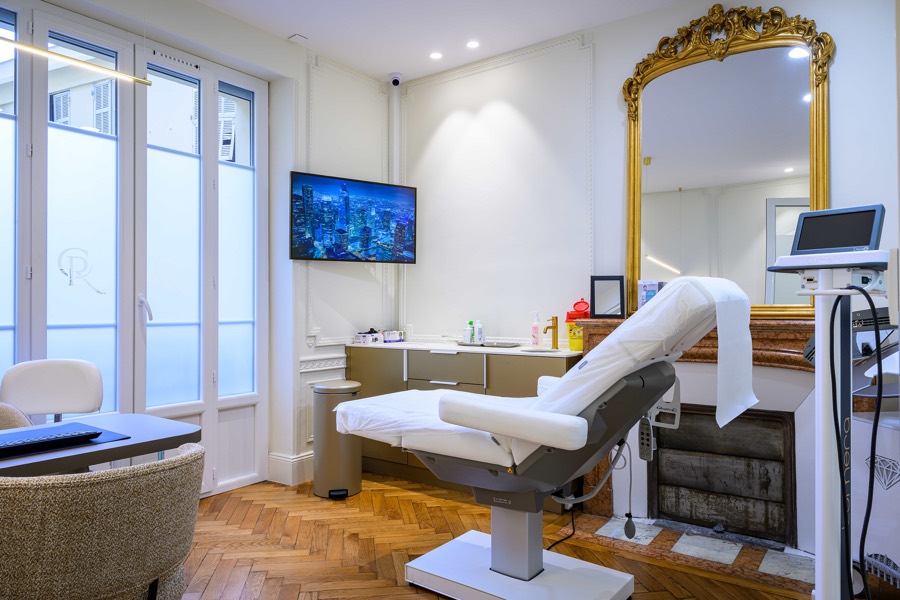 Cabine de soins de médecine esthétique chez Renaissance Clinic à Nice